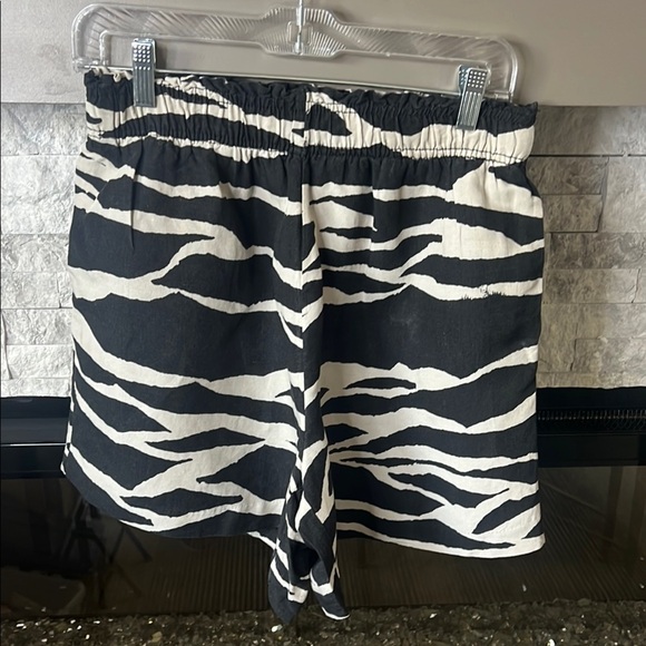 H & M Black and White linen blend shorts size Medium - Picture 1 of 8